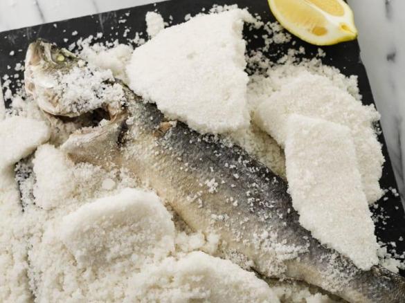 Peixe ao sal com puré e molho de laranja