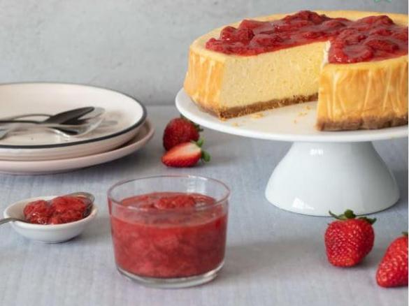Cheesecake ao estilo de Nova York com calda de morango