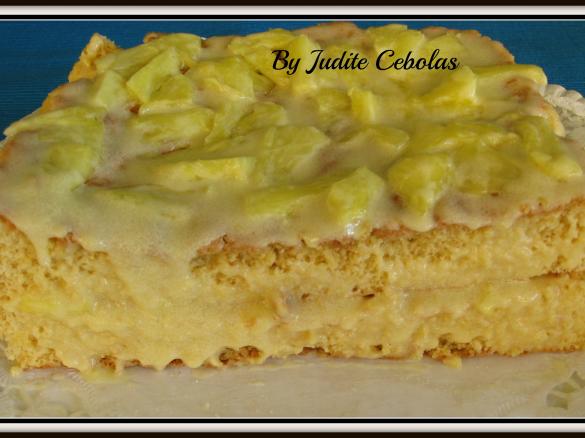 Bolo fresco com pedacinhos de abacaxi