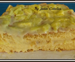 Bolo fresco com pedacinhos de abacaxi