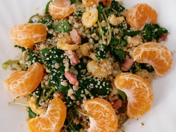 Salada de trigo sarraceno com bacon, camarão, agrião e laranja