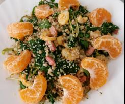 Salada de trigo sarraceno com bacon, camarão, agrião e laranja