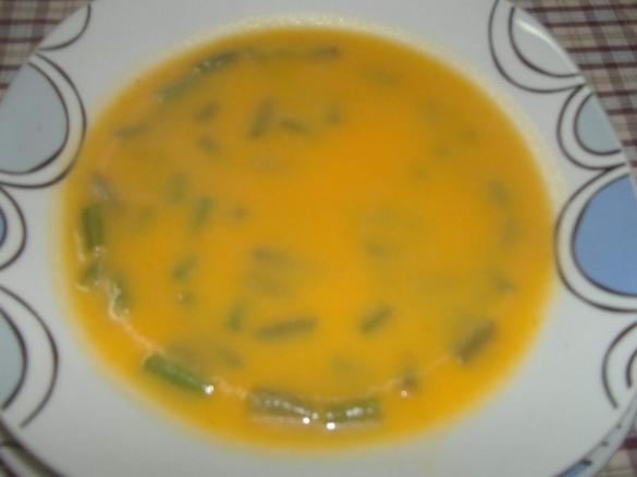 Sopa de cenoura e feijão verde