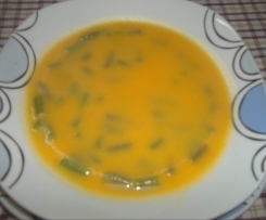 Sopa de cenoura e feijão verde