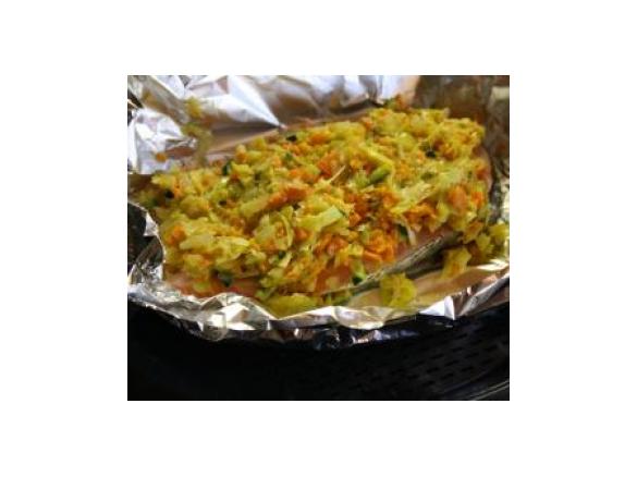 Salmão escondido com o rabo de fora