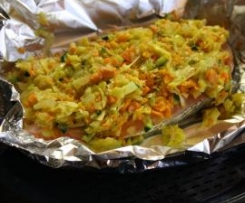 Salmão escondido com o rabo de fora