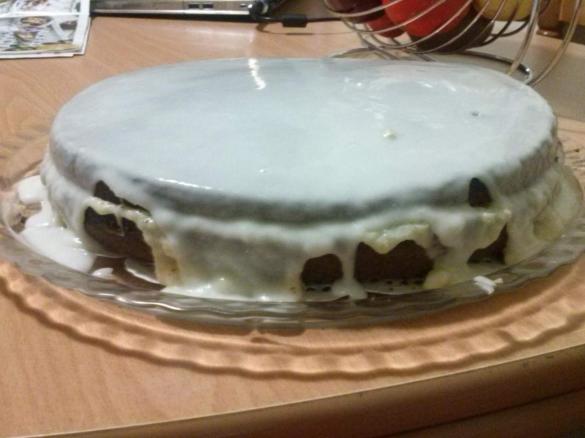 Bolo de baunilia recheado com leite condensado e coco e cobertura de glacê