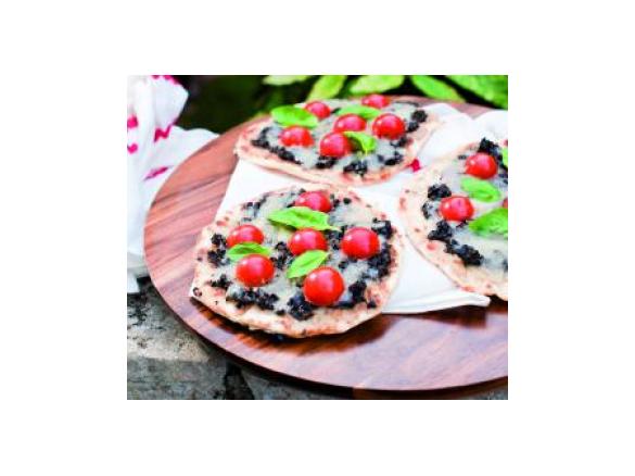 Piadizza com azeitonas e queijo mozzarella