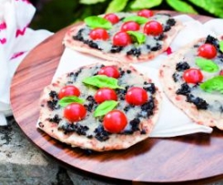 Piadizza com azeitonas e queijo mozzarella