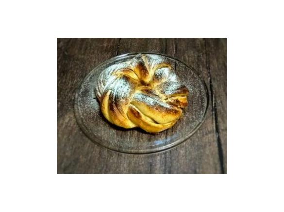 Folar com recheio de açúcar e canela - Massa Mãe