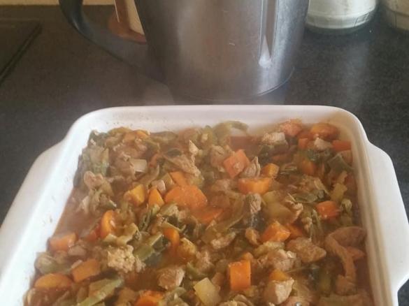 Tirinhas de porco salteadas com legumes