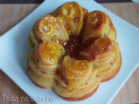 bundt de pêssego e papaia com calda de compota de laranja