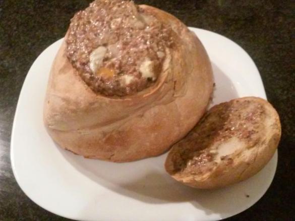 Paté de linguiça em pão caseiro