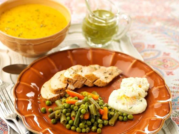 Refeição completa para 4: Creme de legumes e frango com ervilhas, feijão-verde, cenouras e ovos escalfados