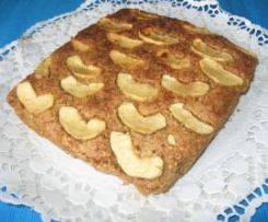 Bolo fofo de aveia, maçã e pão ralado