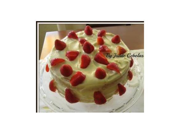 Bolo fresco recheado com frosting e morangos