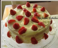 Bolo fresco recheado com frosting e morangos