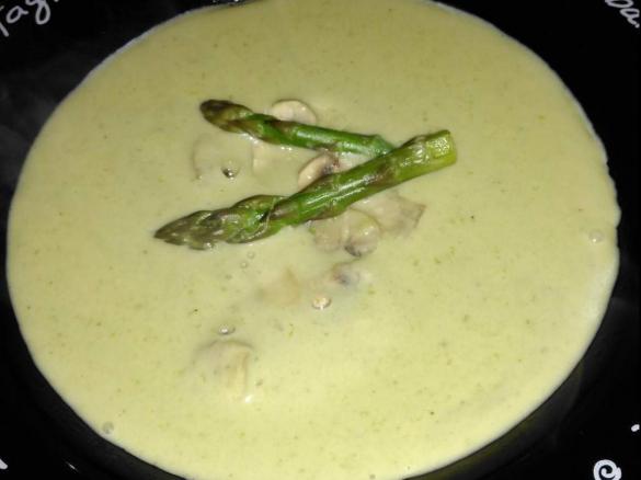 Aveludado de espargos e cogumelos