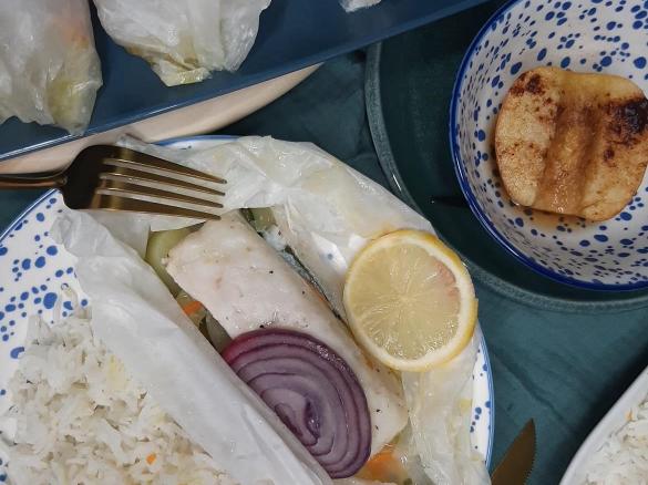 pescada com legumes em papelotes, arroz e maça com canela e açúcar