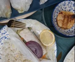 pescada com legumes em papelotes, arroz e maça com canela e açúcar