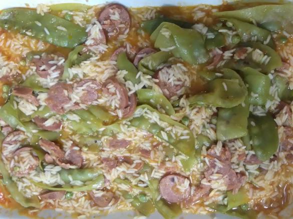 arroz com linguiça calabresa e ervilhas