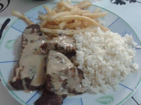 LOMBO DO CACHAÇO COM MOLHO DE CAFÉ E ARROZ DE LIMÃO 