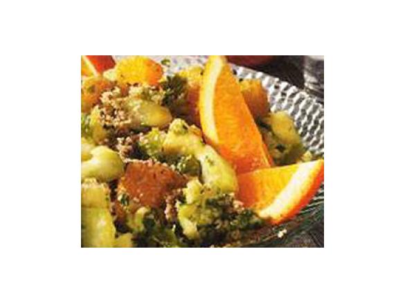 Salada de aipo, pepino, nozes e laranjas