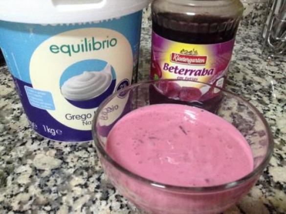 Molho de iogurte e beterraba