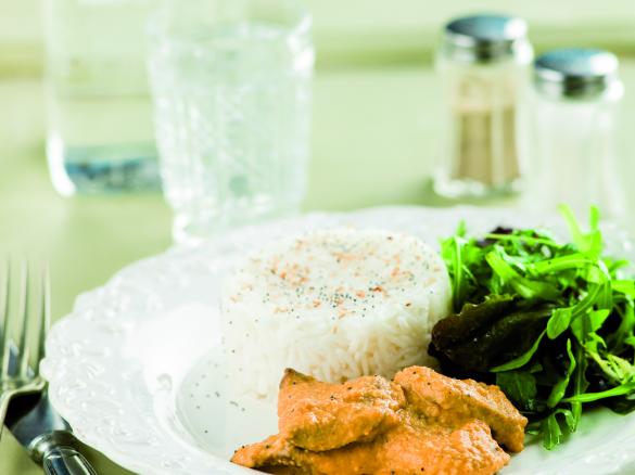 Bifes com molho de amendoim e arroz basmati