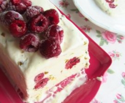 Semifreddo de baunilha, framboesa e pistácio