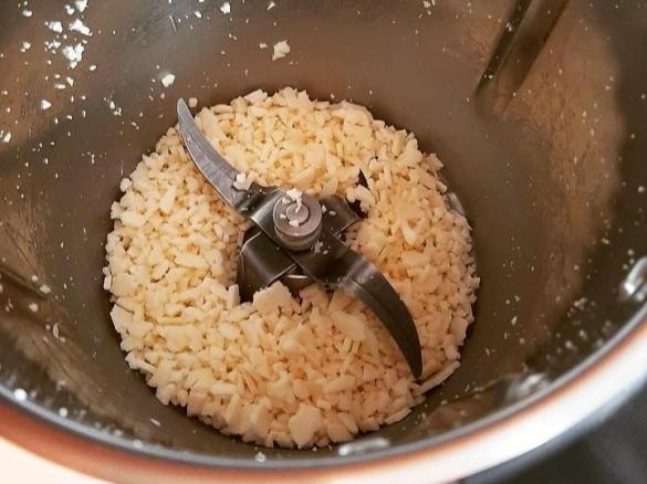 Ralar queijo fatiado