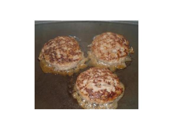 Hamburgueres com cerveja e mostarda