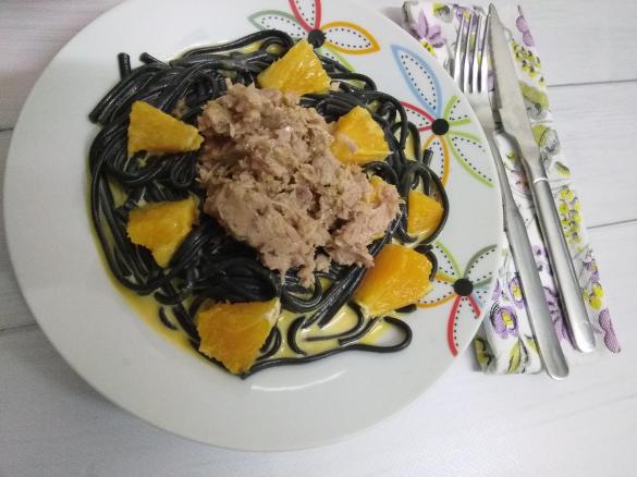 Linguine com atum fresco e molho picante de laranja