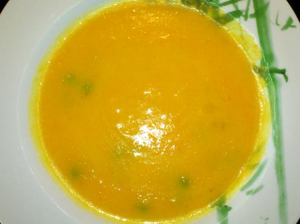 Creme de cenoura com ervilhas