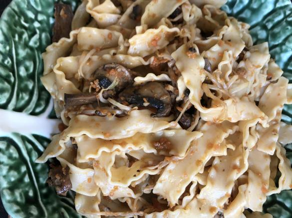 Talharim com cogumelos, rebentos de soja e cenoura