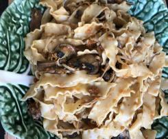 Talharim com cogumelos, rebentos de soja e cenoura