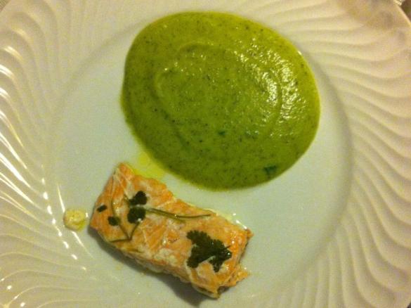 Salmão ao vapor com puré de courgette