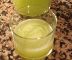 Sumo de abacaxi e mangericão