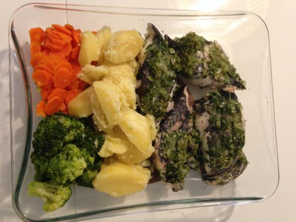 Peixe espada preto ao vapor com batatas, cenouras e broculos