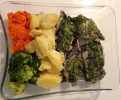 Peixe espada preto ao vapor com batatas, cenouras e broculos