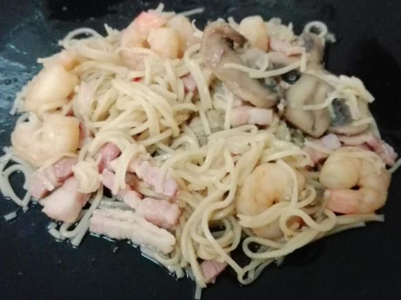 Noodles chineses com camarão