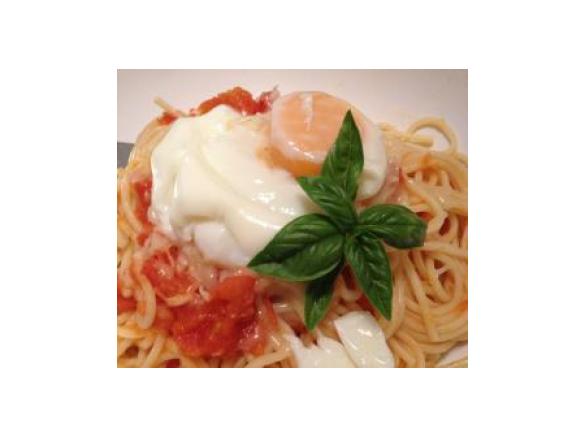 Esparguete com tomate, manjericão e (opcional->) queijo e ovo escalfado