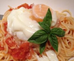 Esparguete com tomate, manjericão e (opcional->) queijo e ovo escalfado