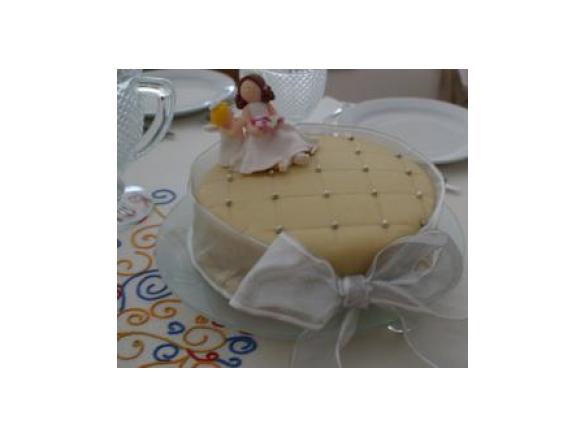 Bolo 1ª comunhão da Laura (bolo tipo pão de ló com recheio de ovos moles e canela)