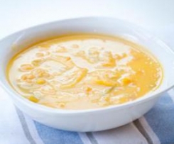 Sopa de Feijão verde com cenoura ralada