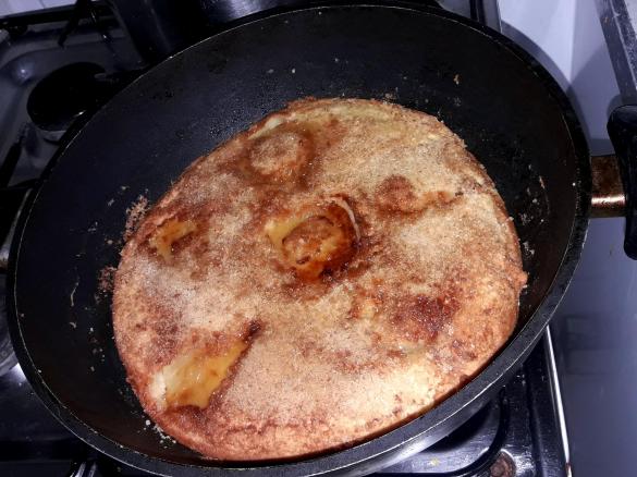 Bolo caramelizado de um ovo na frigideira