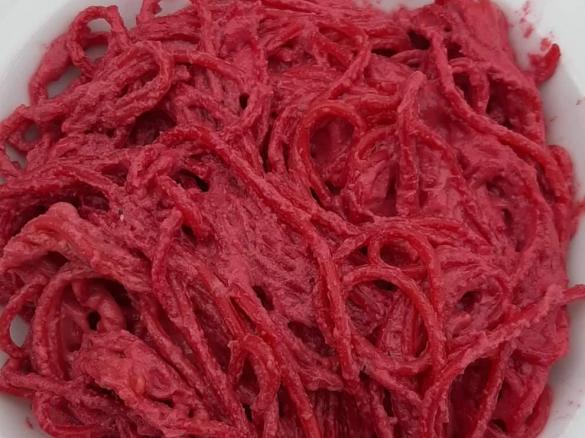 Esparguete com molho de beterraba e ricota