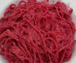 Esparguete com molho de beterraba e ricota