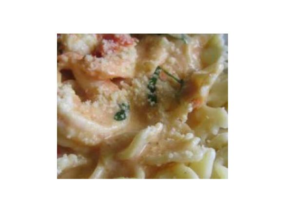 Farfalle com atum, cogumelos e camarão