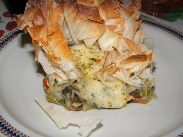 Cogumelos salteados com espinafres em cama de massa filó